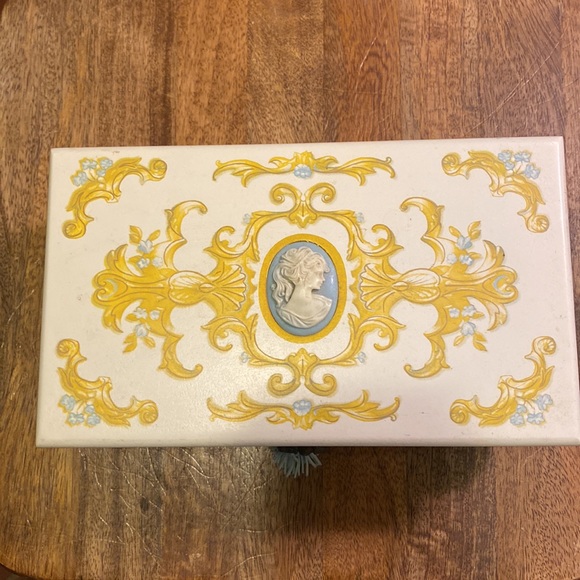 Vintage Avon Jewelry Box - Picture 4 of 11